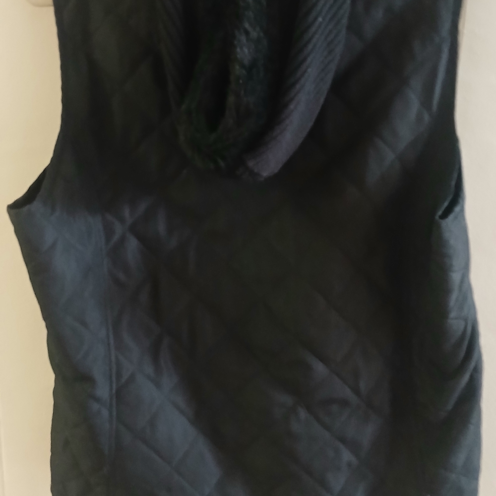 Carolyn Taylor Dark Quilted Vest - Picture 2 of 3